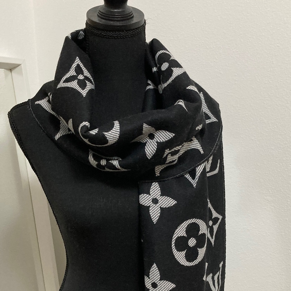 Louis Vuitton Black and White Monogram scarf - Picture 2 of 4